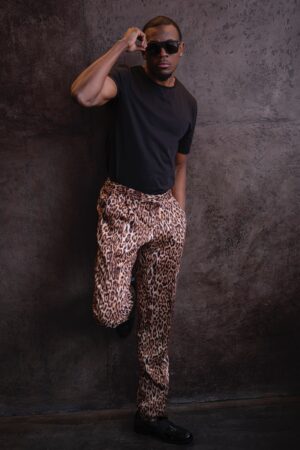 Pantalón con animal print y pinzas