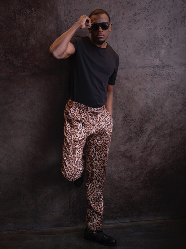 Pantalón con animal print y pinzas